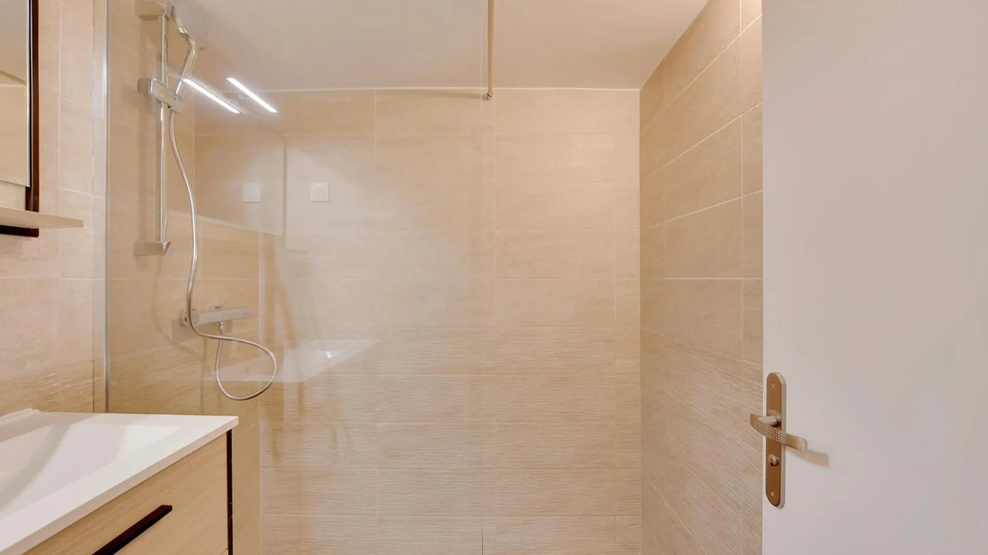 Pick A Flat'S Apartments In Montmartre - Rue Des Cottages Париж Франция